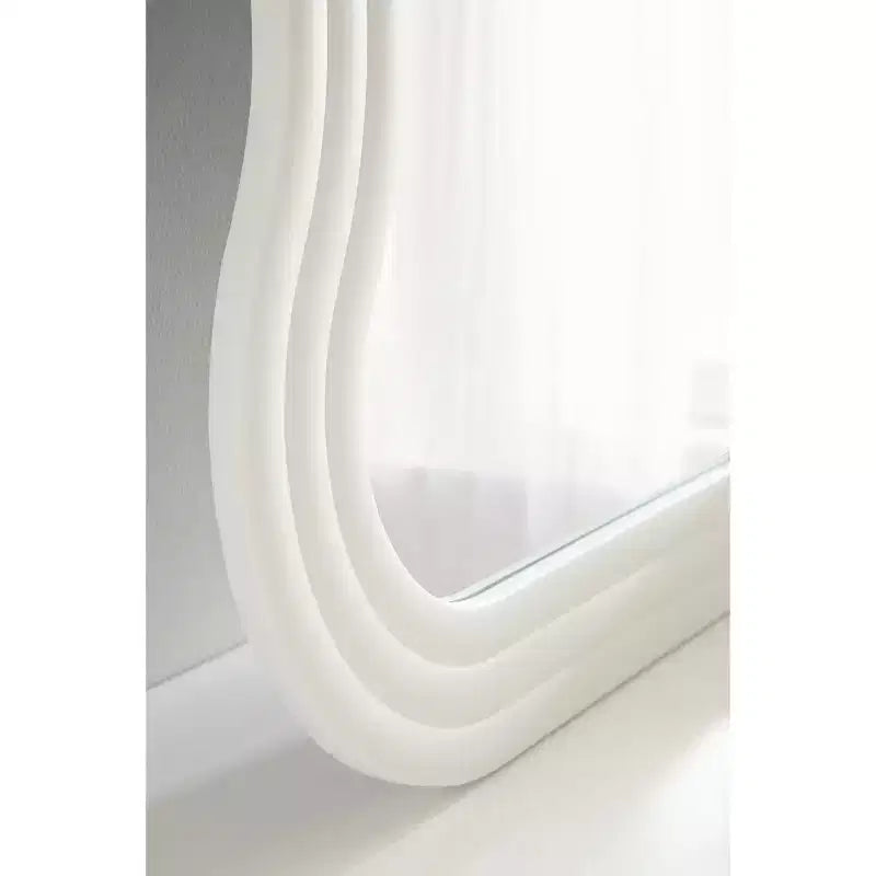 Dekorativer gewellter Wandspiegel aus Holz, weiß, 24"x40"