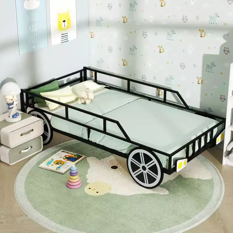 Metallbettgestell in Autoform für Einzelbett mit Raddetails und Sicherheitsgittern