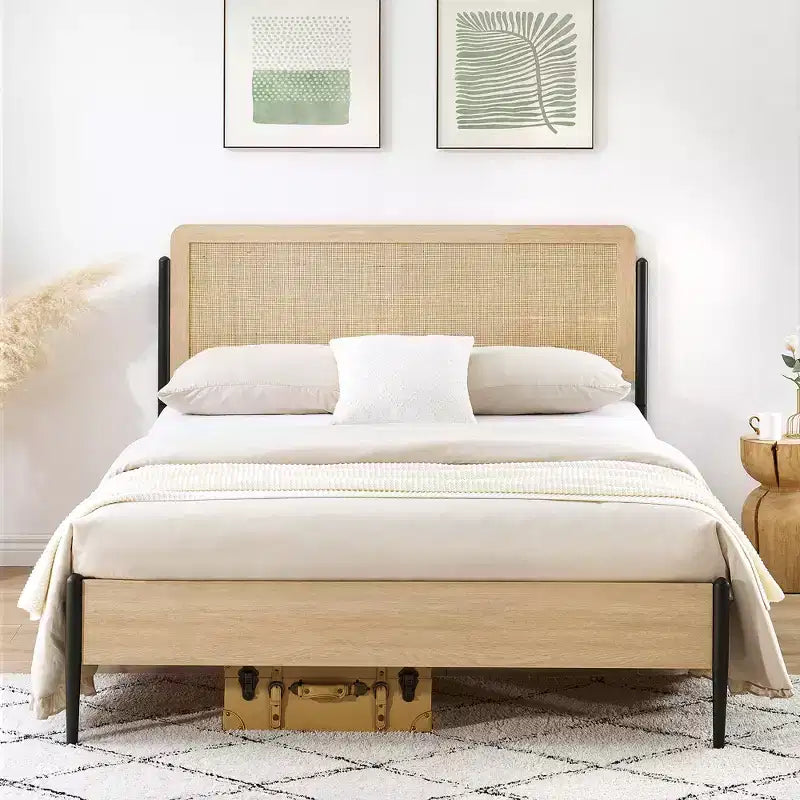 Bettgestell mit gebogenem Kopfteil aus Metall und Rattan sowie Holzfußteil, Plattformbett mit Stauraum unter dem Bett