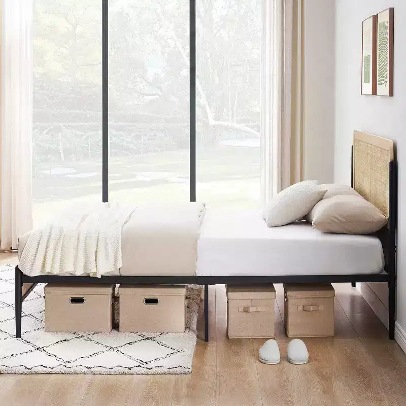Bettgestell mit gebogenem Kopfteil aus Metall und Rattan sowie Holzfußteil, Plattformbett mit Stauraum unter dem Bett