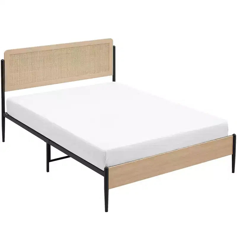 Bettgestell mit gebogenem Kopfteil aus Metall und Rattan sowie Holzfußteil, Plattformbett mit Stauraum unter dem Bett