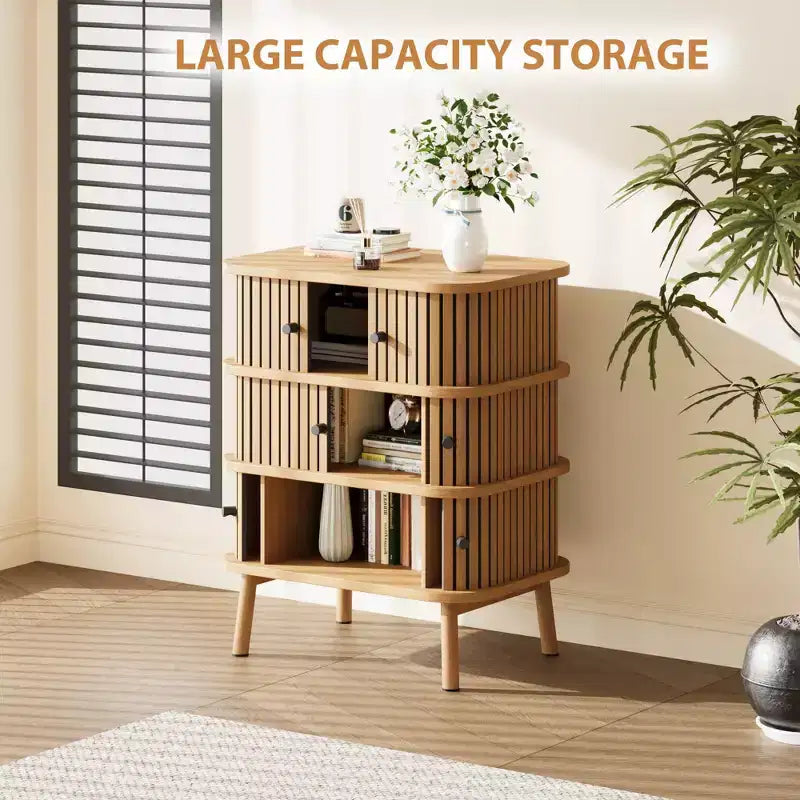 Cómoda moderna de mediados de siglo con 3 cajones, puerta corrediza de mimbre y patas de madera, roble