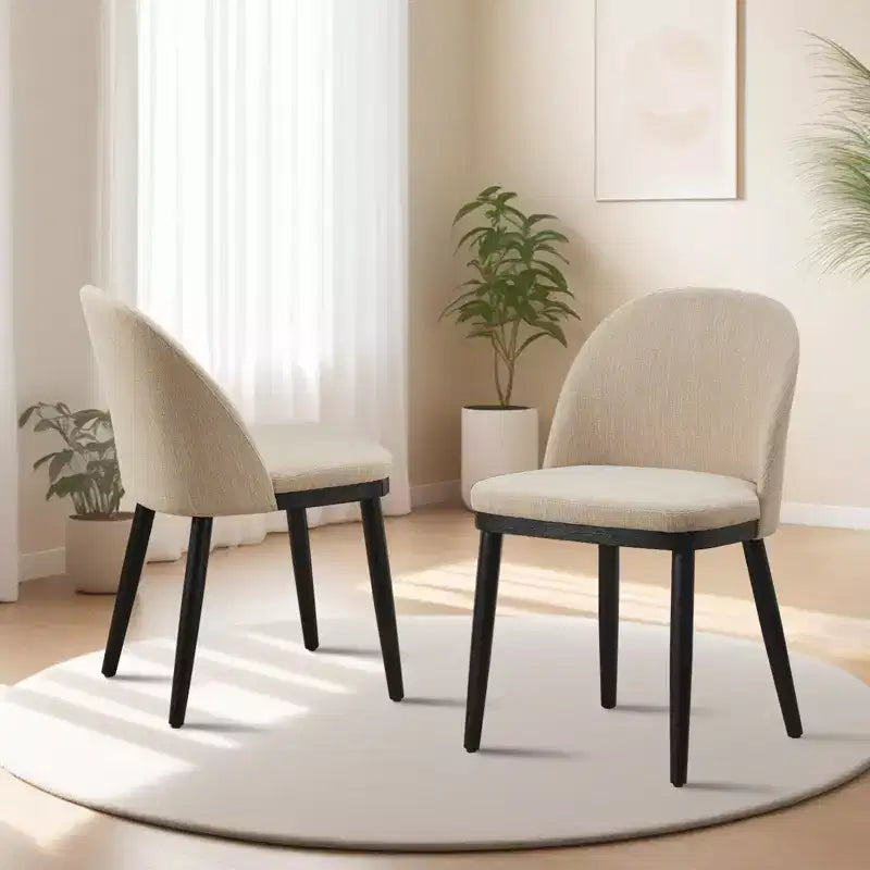 Set mit 2 modernen Esszimmerstühlen aus Stoff, gepolsterte Stühle mit geschwungener Rückenlehne und Holzbeinen, bequeme Sitzgelegenheiten für Esszimmer und Küche