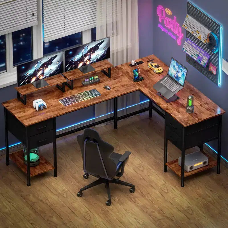 Bureau d’ordinateur en L brun de 66 pouces avec station de recharge, bureau de jeu de 94.4 pouces de long pour deux personnes, 4 tiroirs, 2 supports d’écran, rangement pour bureau à domicile