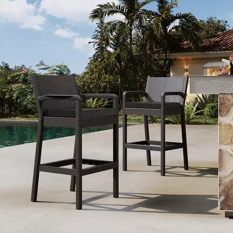 Set aus 2 Outdoor-Barhockern, 30 Zoll, Rattanstühle für die Terrasse mit Kissen und Fußstütze, Sitzgelegenheiten in Barhöhe für Hinterhof, Garten, Poolbereich, Balkon und Terrasse